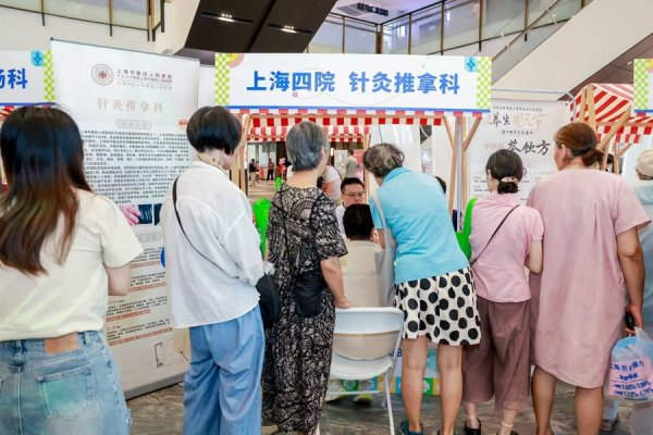 富明配资 夏夜商场里“摆摊”，他们刚坐下市民就排起了长龙